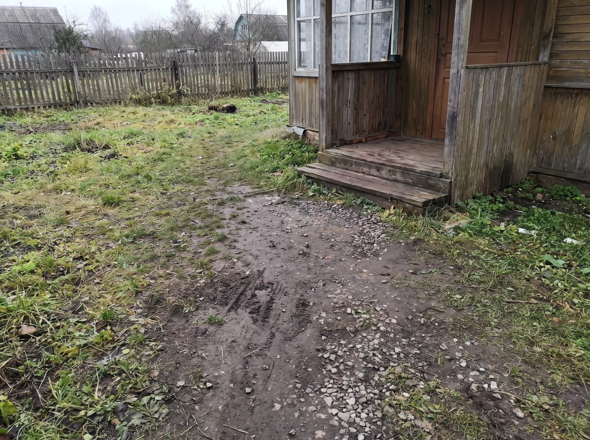 двор частного дома до благоустройства — грунт и грязь у крыльца
