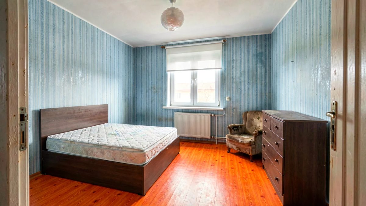 Квадратная спальня 9 м² (3×3 м) до ремонта: кровать 160 у левой стены, комод и кресло справа